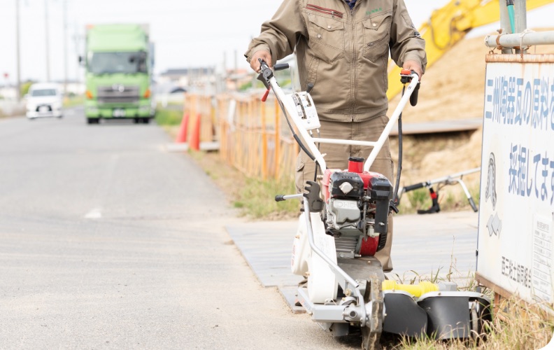草刈り、除草剤の散布の風景