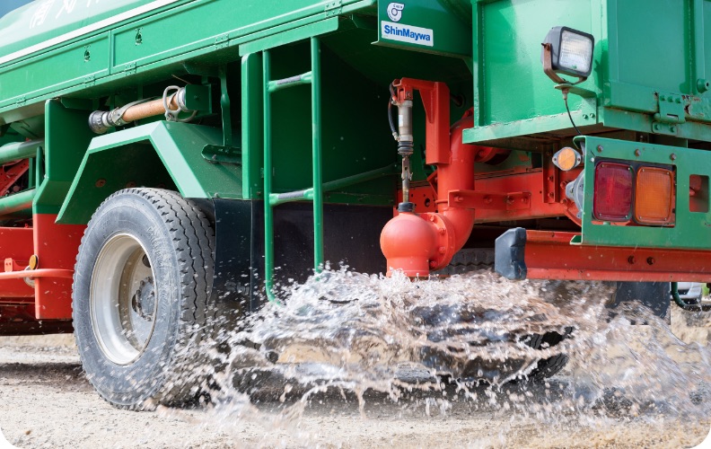 現場のほこり対策の散水車